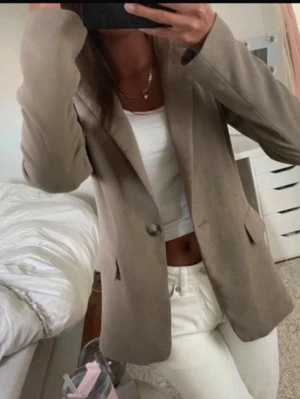 Beige kavaj HM - Kommer inte till använding, säljs inte längre 