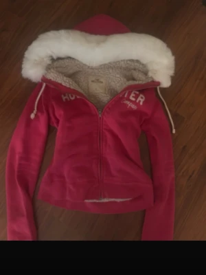 Hollister fur hoodie  - Perfekt skick med fluffig päls. Storlek S 