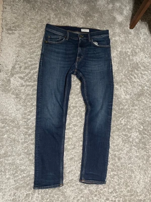 Tiger of Sweden jeans - Snygga mörkblå Tiger of Sweden jeans i modellen Pistolero (slim fit, storlek 32/30), hör av dig vid funderingar, priset är öppet för att diskuteras.