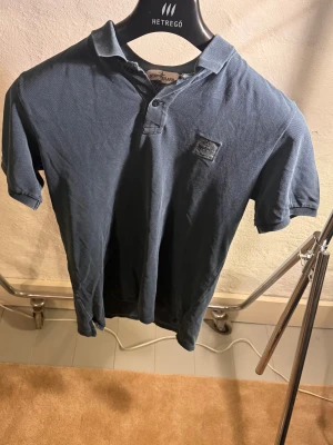 Stone Island Pike 16Y - Stone Island Pike , Schysst inför sommarn.       Färg mörk blå , Skick 7-10✅ Storlek 16Y - passar small.  Ny pris 1500kr Mitt pris 199kr. Vid frågor eller funderingar hör av er 📩