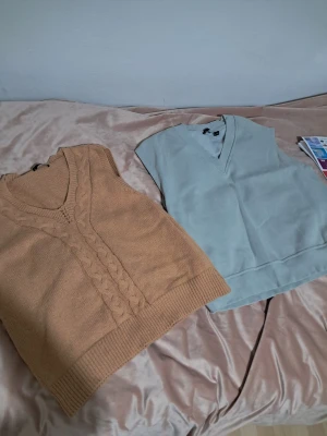 2 stycken västar Ljusgrön & stickad väst från XS/S - Snygg ljusgrön väst från 157 i storlek XS/S. Samt stickad väst som har v-ringad hals och breda ribbade kanter vid hals och nederkant. Perfekt att styla över en skjorta eller t-shirt för en chill look. Stora i modell. Båda tillsammans 20kr