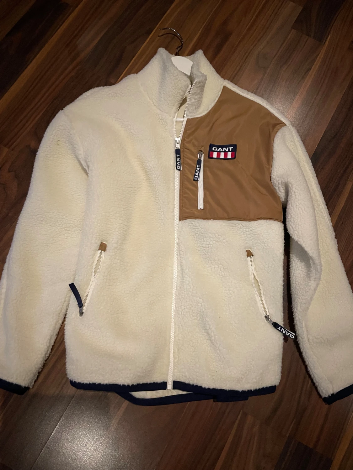 Vit teddyjacka från Gant med detaljer