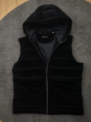 Stenströms Väst - Helt ny Stenströms väst i den ovanliga färgen navy blue. Storlek L men sitter som M eftersom de är små i storleken. Skicket är väldigt fint och de har inga defekter och är Inprincip nytt. Nypris ca 4 tusen. Hör av dig vid minsta lilla fundering! Priset går att diskutera!