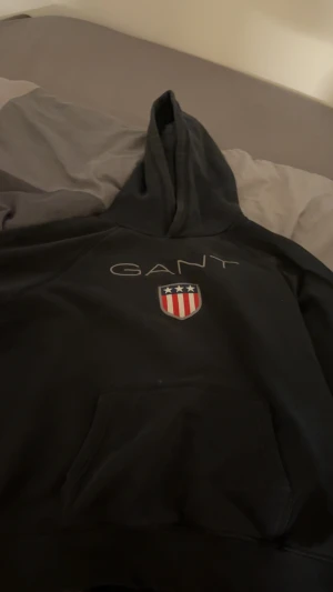 Svart Gant Hoodie - Svart Gant Hoodie Storlek 170cm - 15 year