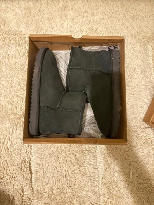 Svarta uggs - Svarta uggs i storlek 39, perfekt till vintern