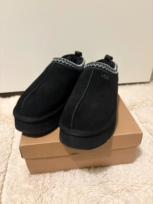 Svarta UGG lows - Fina svarta ugg lows i storlek 43, passar perfekt till vintern