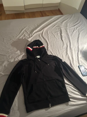 Moncler tröja  - Varm till vintern skön och jätte snygg passar till alt inga skador eller så vidare 