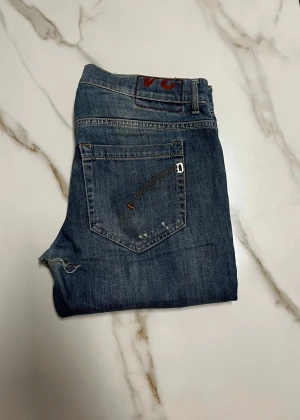 Dondup George jeans - Säljer nu ett par riktigt feta Dondup George jeans. Storlek W34, längd 101,5 cm. Jeansen har ett hål vid skrevet men det går enkelt att fixa med en skräddare. Om du har några Funderingar så är det bara att fråga på! ❇️