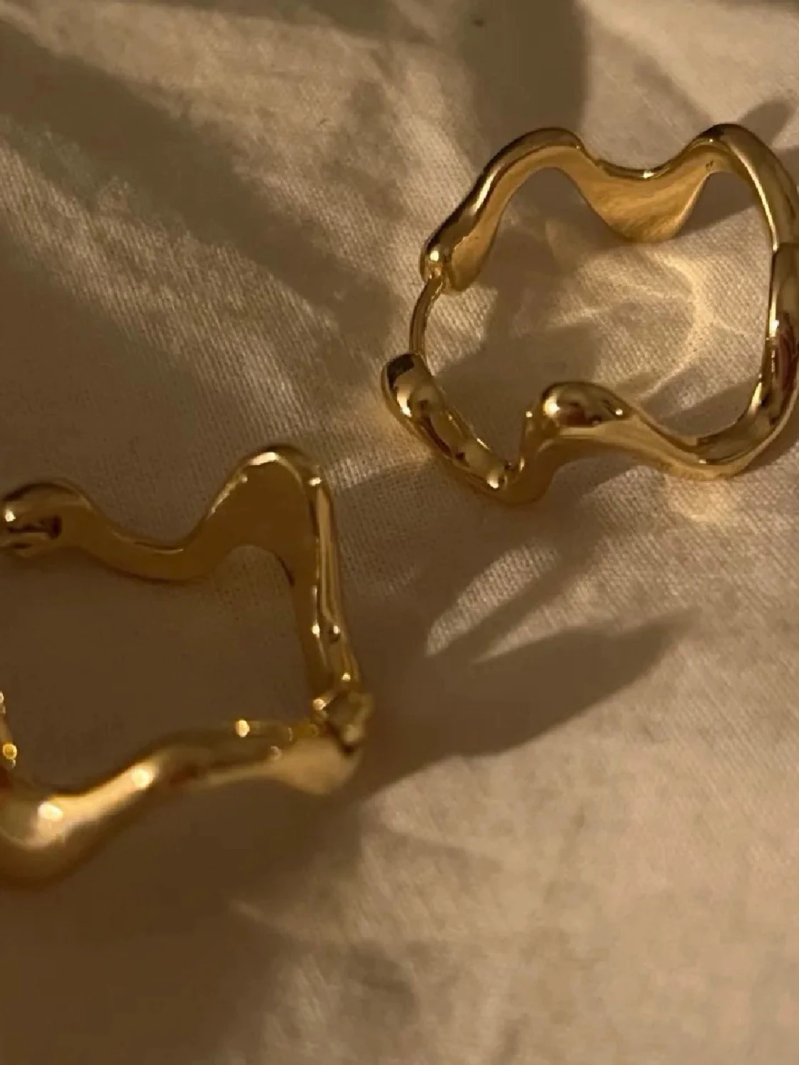 Guldiga vågiga örhängen från Pilgrim