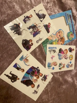 Frozen tatueringar  - Säljer en paket i present förpackning inspirerad av Frozen med blommigt mönster i grönt och lila. Perfekt för dig som älskar Disney!