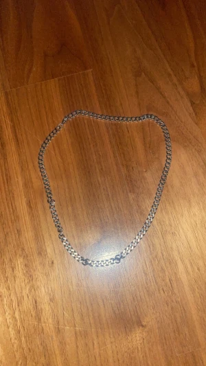 Silver Halsband… - Silver halsband, helt stilig,skön och får din outfit att sticka ut ordentligt,  Pris kan diskuteras..