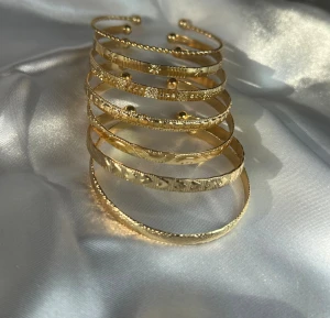 Guld armband set på 7st  - Jättefina klassiska armband set 7 st helt nya, dem är justerbara. Skickar med i en liten presentpåse inslaget som en julklapp 🎁(Material guldfärgad metall rostfritt) ✨ 