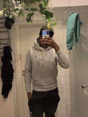 Ralph Lauren hoodie  - Ralph lauren hoodie. Köpt för runt 2000. Tröjan är fortfarande i bra skick och inga hål eller något sånt. Skriv om du vill ha mer bilder då jag bara har två bilder på annonsen, priset är ej hugget i sten men tänker inte gå ner för mycket i pris då tröjan är i ett väldigt bra skick. Jag är 179 och den sitter ganska bra på mig men börjar bli lite för liten så rekommenderar den om du är runt 175.