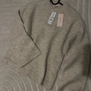 Beige oversized stickad tröja Gina Tricot - Säljer en beige stickad tröja från Gina Tricot i oversized modell. Tröjan har rund hals, ribbade muddar och lång ärm. Perfekt för dig som gillar chill och enkel stil. Materialet är mjukt och skönt stickat, passar dig som vill ha en clean look. Den passar mig som har storlek xs/s i tröjor, inte riktigt min stil så jag säljer den.