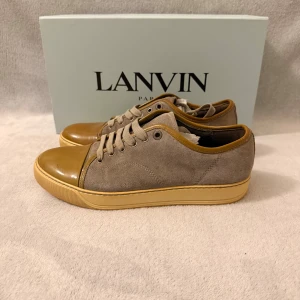 Lanvin Skor - Riktigt schyssta Lanvins med unik färgkombination som är svåra att få tag på, väldigt fin undersina och allmänt skick!      Pris:1199kr                                                                                   Skick: 8/10                                                                                      Vad som ingår: Skor & Skosnören                                       Storlek: UK6 (40, passar 42)                                               Kontakta för mer info!😁