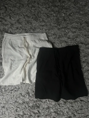 Svarta och vita linneshorts från Zara - Två par linneshorts i storlek S från Zara ena paret är helsvarta och det andra är helvita. Det vita är helt oanvänt och det svarta paret är endast använt 3 - 4 gånger.