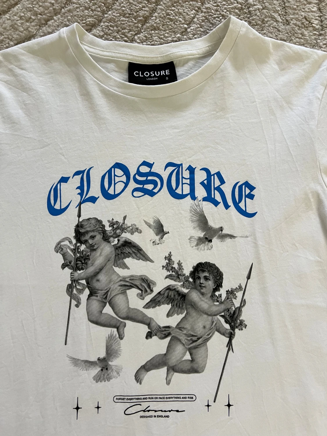 Vit t-shirt med ängeltryck från Closure - 1