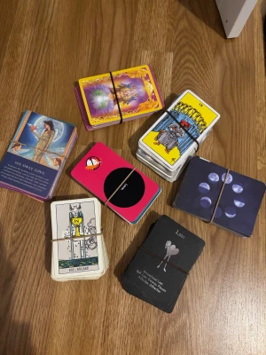 Tarot- och orakelkort, blandade lekar - Upptäck flera olika tarot- och orakelkortlekar med färgstarka och mystiska motiv! Perfekt för dig som vill utforska spådom, personlig utveckling eller bara ha kul med vänner. Passar både nybörjare och erfarna kortläsare som vill ha inspiration och vägledning. Alla för 285 eller varje för 50. Om du vill ha en kortlek skriv till mig så lägger jag upp en annons på den för 50 kr 😊