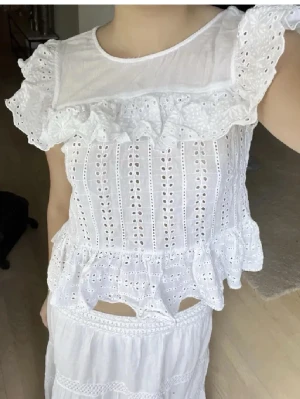 Söt blus  - En söt och fin blus till sommaren. Kommer tyvärr inte till användning längre. Prislappen kan diskuteras