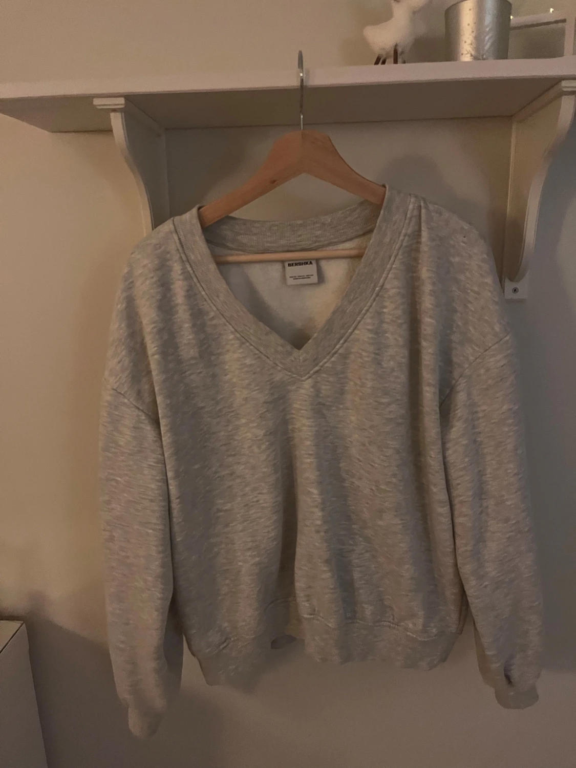 Grå v-ringad sweatshirt från Bershka