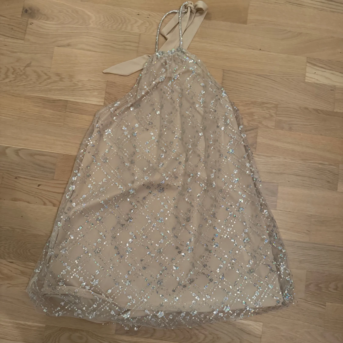 Champagnefärgad paljettklänning med öppen rygg Lucy in the Sky - 1