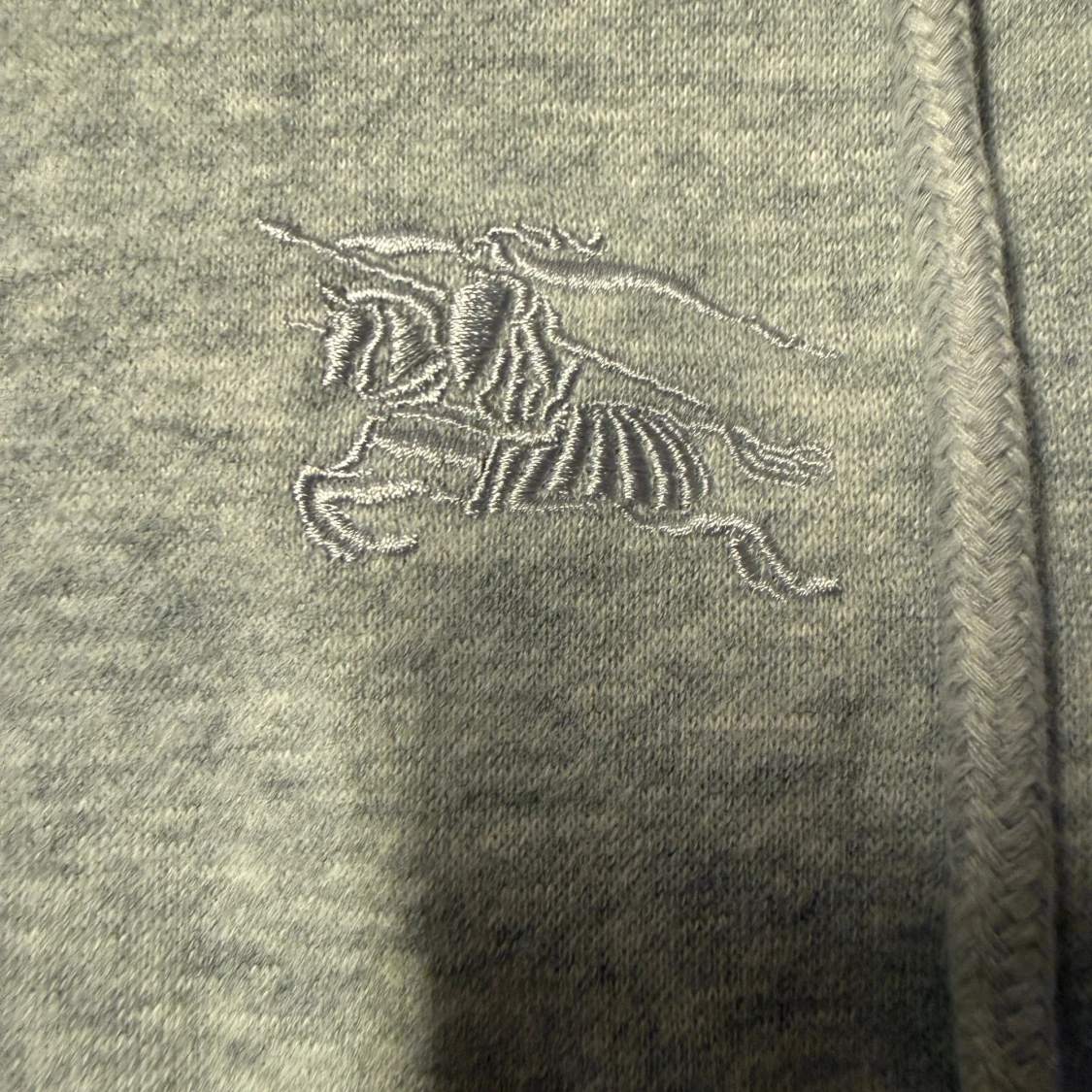 Grå hoodie från Burberry med broderi - 2
