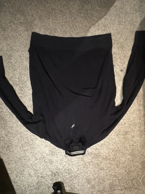 Mörk blå stickad tröja - Helt ok skick inte så mycket använd simpel