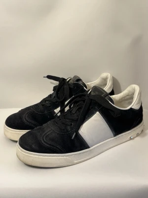 Valentino flycrew  - Valentino flycrew i mkt fint skick säljes byten kan vara intressant också 👌