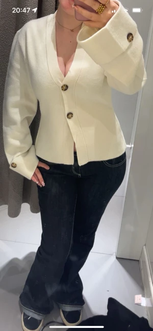 Vit kofta från Gina Tricot 💕 - Nyköpt kofta köpt från Gina Tricot som knappt är använd och är i nytt skick💕 säljes då den var lite stor på mig och därmed ej kom till användning.