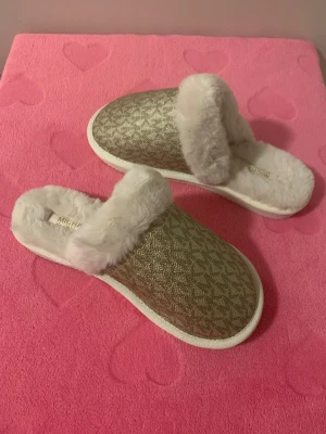 Michael Kors tofflor - Nya och oanvända