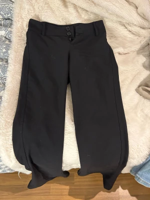 Kostymbyxor från Gina Tricot - Snygga svarta kostymbyxor från Gina Tricot i bootcut. Snygga fickor i bak. Knappt använda då dom är för små för mig!🖤