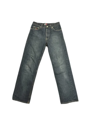 Tommy Hilfige jeans  - Snygga blå jeans från Tommy Hilfiger med klassisk straight fit och normal passform. Jeansen har fem fickor, gul kontrastsöm och ikonisk Tommy Hilfiger-logga på fickan och bak vid midjan. Tillverkade i slitstarkt denimmaterial.