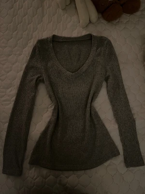Grå topp - Jättefin grå ”henley-liknande” topp från SHEIN💞 Säljer då den inte kommer till användning.