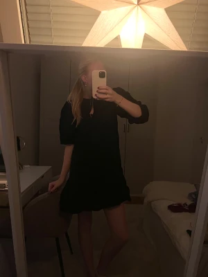 Svart klänning  - Svart klänning från &Other Stories. Volang nertill, knytning fram vid halsen och jätteskönt material 🖤