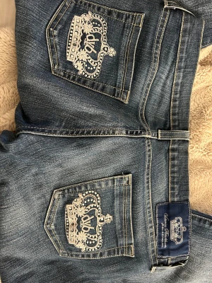 Victoria Beckham jeans  - En paljett sten är borta, man kan se det på en bild, annars är alla kvar Jag är 162 och dem är lite långa för mig. Säljer dem för att dem är förstora. Aldrig använd dem. Midjemått rakt över 39 cm. Innerbenslängd ca 76-77 cm. Straight fit skulle jag säga.