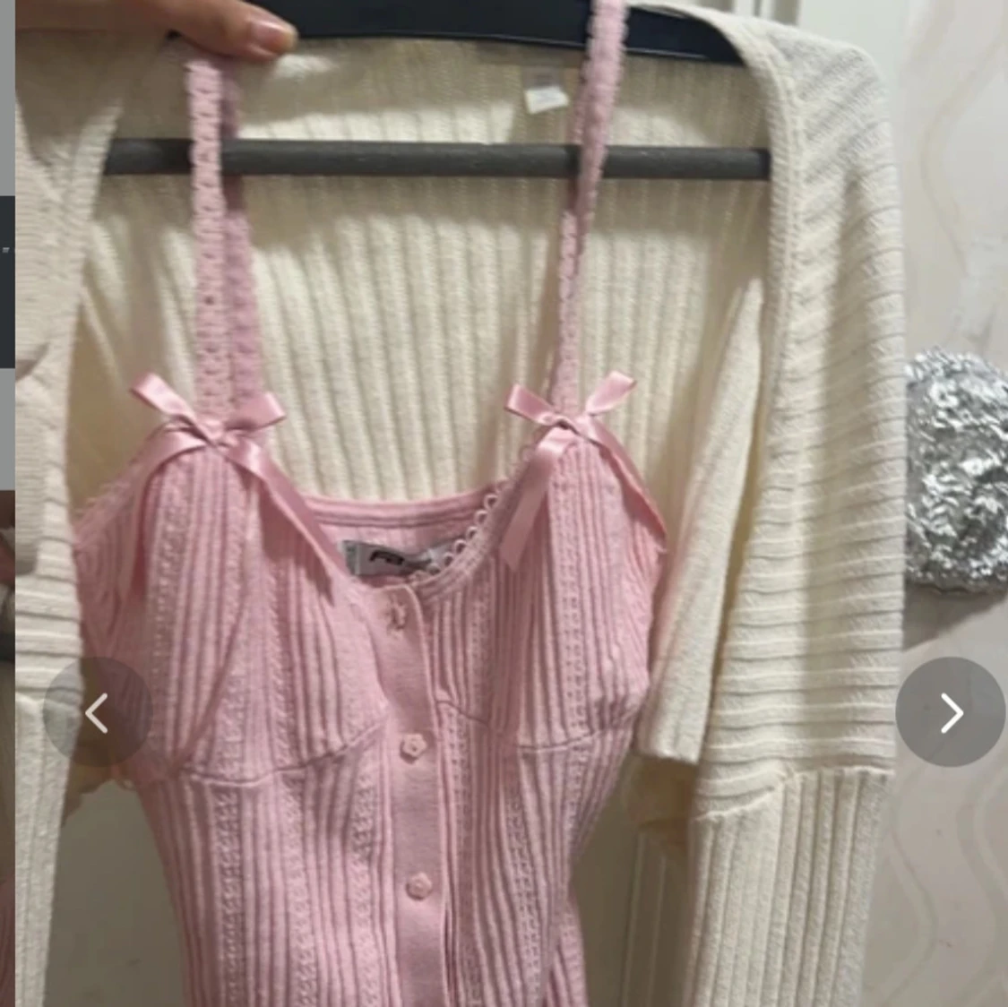 Söt ljusrosa ribbad linnetopp med rosetter