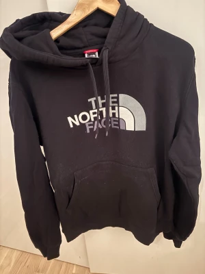 The North face hoodie  - Köpt men aldrig andvänt storlek L