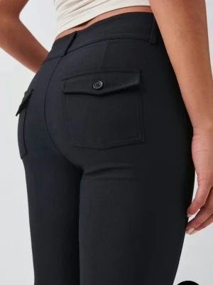 Svarta bootcut-kostymbyxor från Gina Tricot  - Aldrig använda!! Kan tyvärr inte ta bilder på då de är för stora och därför säljer jag de!! 