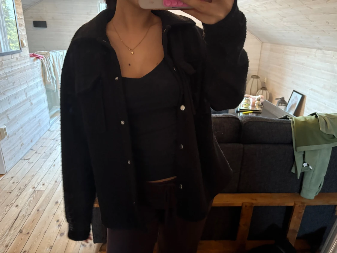 Svart jacka med knappar