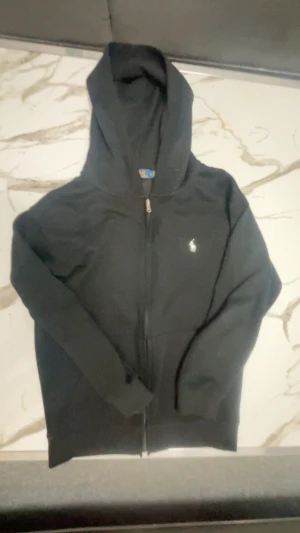 Svart zipper hoodie från Ralph lauren  - Tydliga bilder och beskrivning kan skickas privat 