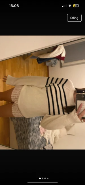 Vit stickad tröja med svarta ränder Kappahl💕 - Säljer en vit stickad tröja från Kappahl i storlek XS. Tröjan har svarta horisontella ränder över bröstet och axlarna, rund hals och långa ärmar med breda muddar. Perfekt för dig som gillar klassisk och chill stil.