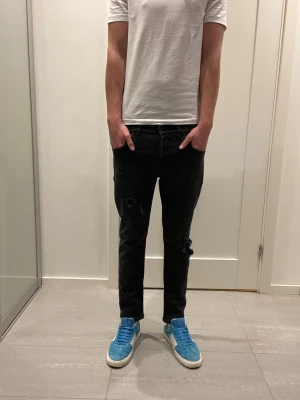 Dondup Jeans  - Säljer nu dessa Dondup Jeans, med snygga slitningar i populär design, skriv för fler bilder/frågor🙌🏼