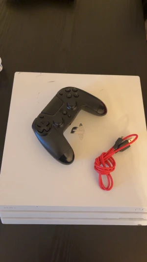 Ps4 Pro + Handkontroll och laddare. - Playstation 4 pro säljes vit färg.                                  Handkontroll ingår (Gioteck VX-4 Trådlös).                 Använt ca 1 år men funkar perfekt.                   