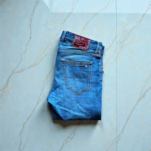 Jacob Cohën Jeans - Ett par limited edition Jacob Cohen jeans i storlek 34. Detta par har en lätt slitning i grenen, det har lagats i högsta mån men priset är anpassat därefter.