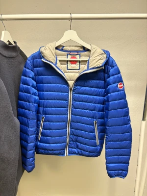 Colmar dunjacka  - IT46 passar S - Jag är 182 väger 75kg Väldigt fint skick i dunet och patchen  bara själva den man drar i är av men går fortfarande att dra upp och ner och stänga som vanligt