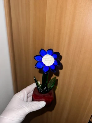 Blomma i glas - Blomma i glas med blåa blad och röd kruka. Prydnad prylar, dekoration 😍