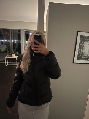 Svart pufferjacka från Hugo BOSS - Snygg svart pufferjacka från BOSS. Passformen är normal och jackan är långärmad. Storlek 38! Nypris är 4 395kr! Slutsåld!💞💞 