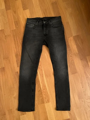 Svarta Nudie jeans  - Feta svarta Nudie Jeans använda max 5 gånger, skön fade, slim fit grim Tim, Skriv vid frågor 🔥🔥