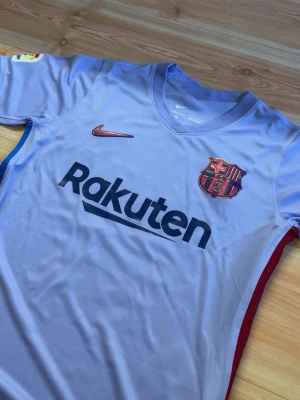 Barcelona tröja lila - Helt ny lila barcelona tröja med en cool färg på loggorna.