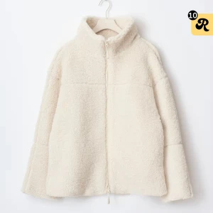 Vit teddyjacka med dragkedja - Säljer min jätte gosiga Teddyjacka från Gina Tricot 🤍 Den är slutsåld på hemsidan och väldigt eftertraktad vilket jag förstår! Jackan är använd ungefär 2 gånger alltså i nyskick och har inga fläckar eller defekter 🤍 Storlek S, skriv vid funderingar eller mina egna bilder !